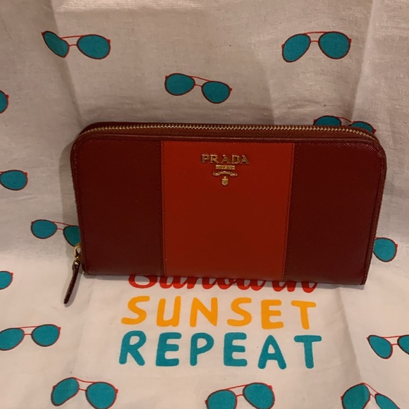 Beautiful Prada wallet two tone reds light sparkles - Picture 4 of 14